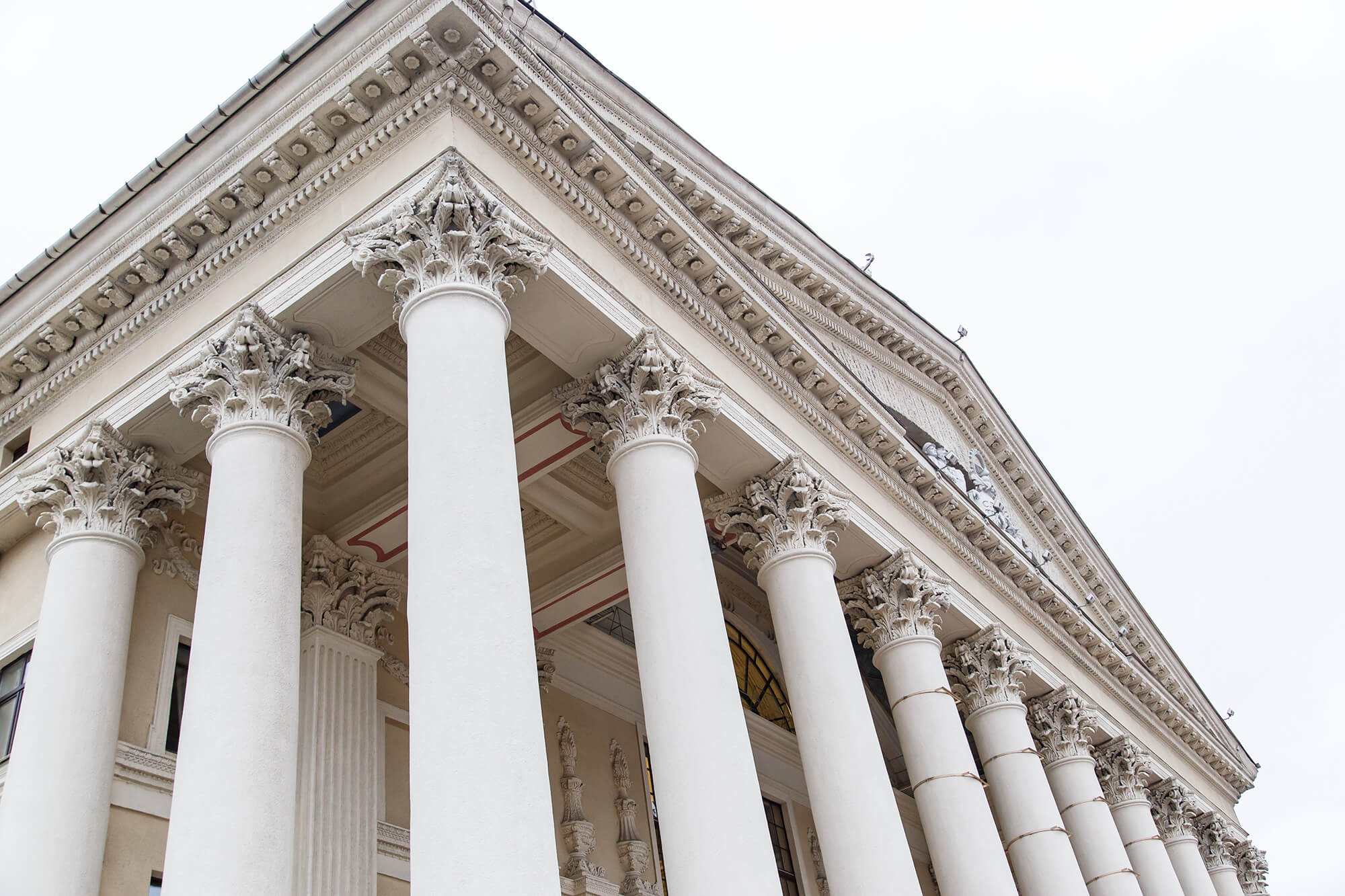classical-pillars-with-portico-detail-PSFGYZF-1